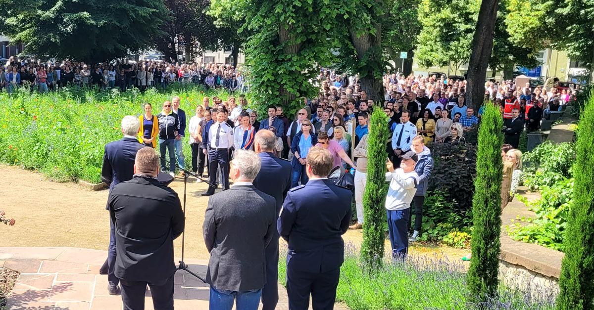 Hunderte Gedenken Bei Mahnwache In Heppenheim Des Getöteten Polizisten